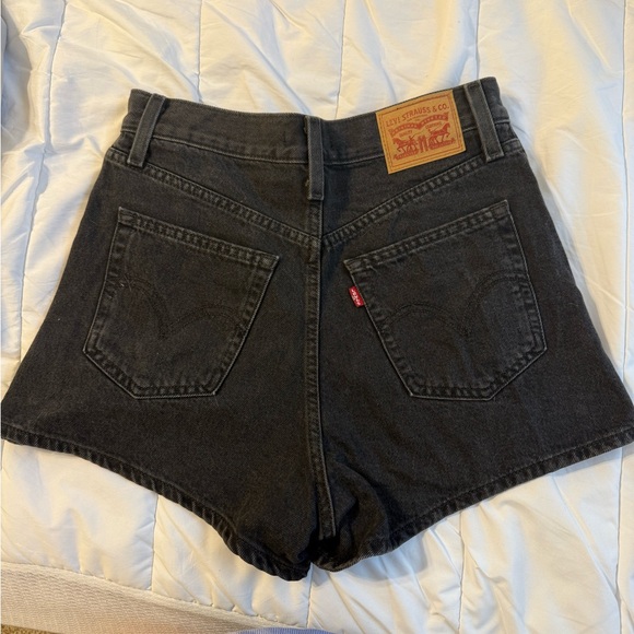 Levi’s High Waisted Mom Shorts - Picture 2 of 3